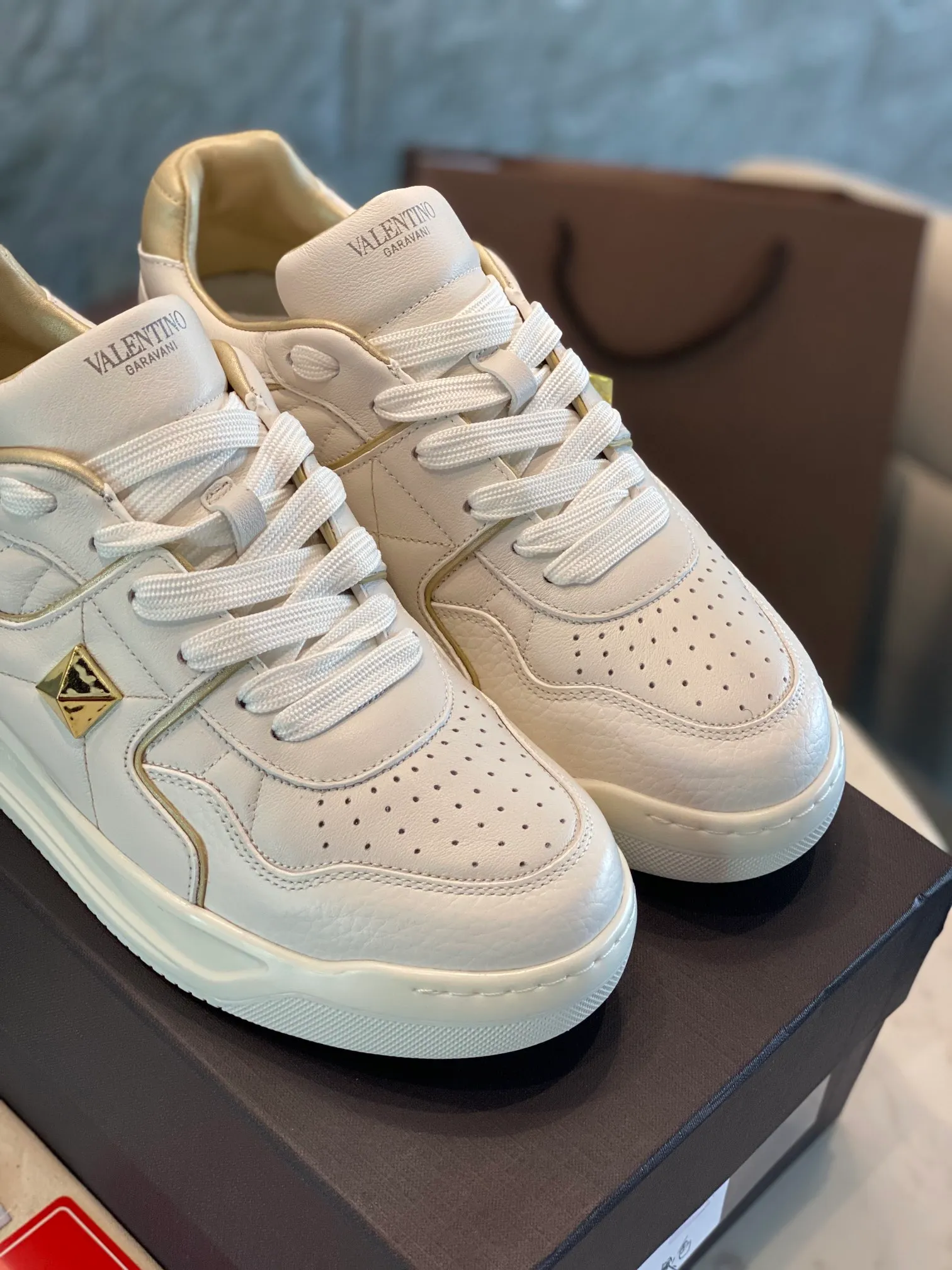 👟👟Ex-factory price 780👟👟 Valentino ONE STUD calfskin lace-up sneakers. Soft suede low-top sneakers, classic and versatile, couple's sneakers, special goods, worth buying! A pair of simple shoes with unique details will save you from the difficulty of dressing. OneStud sneakers, with quilted plaid and oversized rivets, create an eye-catching punk style and get rid of the heavy feeling of this season's clothing. U👟👟Ex-factory price raise calfskin derby shoes, with exquisite leather construction and simple silhouette, smooth lines set the tone of coolness, they are a versatile item in the wardrobe. There are more Valentino boutique shoes waiting for you to unlock! It’s time to get the shoes you’ve been coveting for a long time! Officially on sale 7,+++ - Seven straps, decorated with metallic rubber effect. Decoration on the back and tongue. Size 35-44.